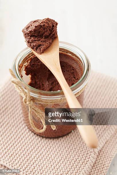 mousse au chocolat in jar with wooden spoon - chocolate pudding imagens e fotografias de stock