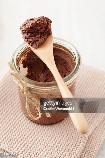 mousse au chocolat in jar with wooden spoon - mousse dessert 個照片及圖片檔