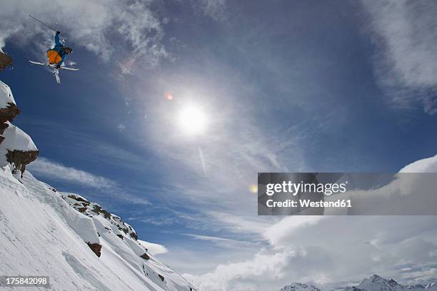 austria, tirol, young man doing freeride skiing - extreem skiën stockfoto's en -beelden
