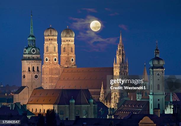 germany, bavaria, munich, view of city - catedral de múnich fotografías e imágenes de stock