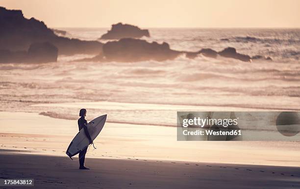 portugal, surfer at praia do castelejo - sagres imagens e fotografias de stock