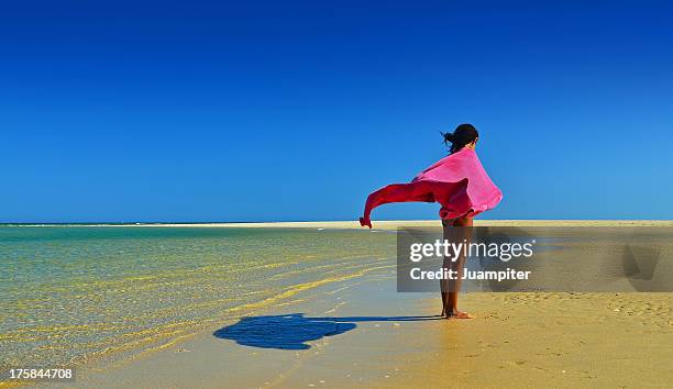 niña con toalla roja en la playa - toalla stock pictures, royalty-free photos & images