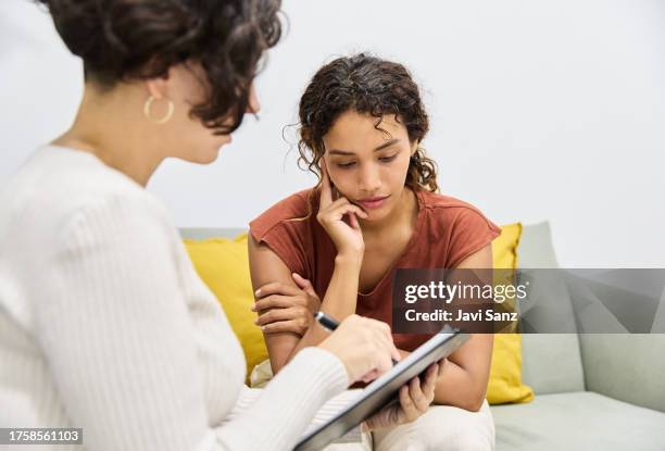 psicologo che mostra i risultati della terapia al paziente - psicoterapeuta foto e immagini stock