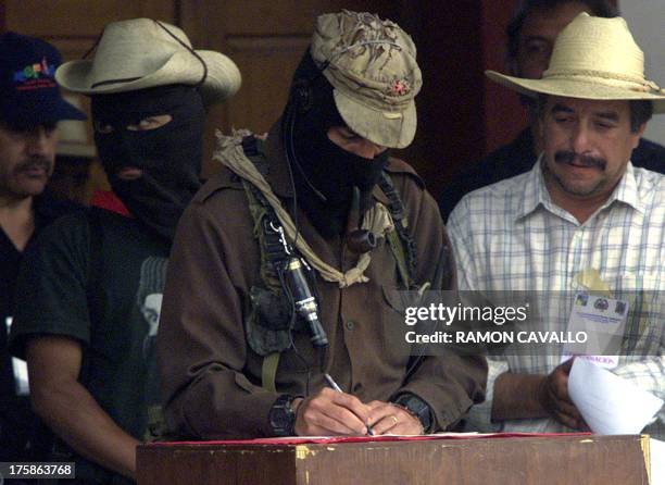 Subcomandante Marcos ratifies a resolution for the National Congress 09 March 2001 in San Pablo Oxtotepec, Mexico. El subcomandante Marcos ratifica...