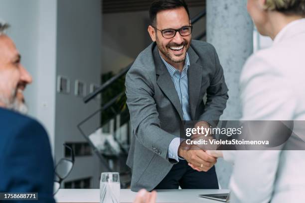 partenariat réussi - client-heureux photos et images de collection