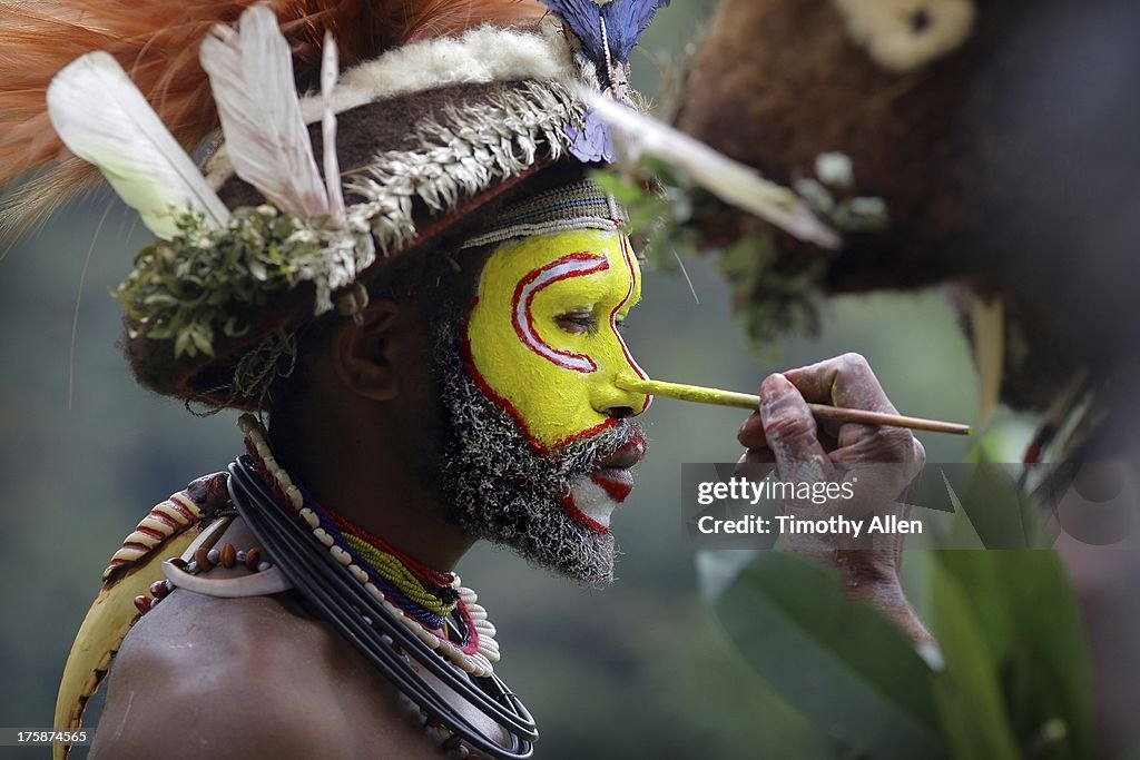 Huli wigmen applying face paint & getting ready