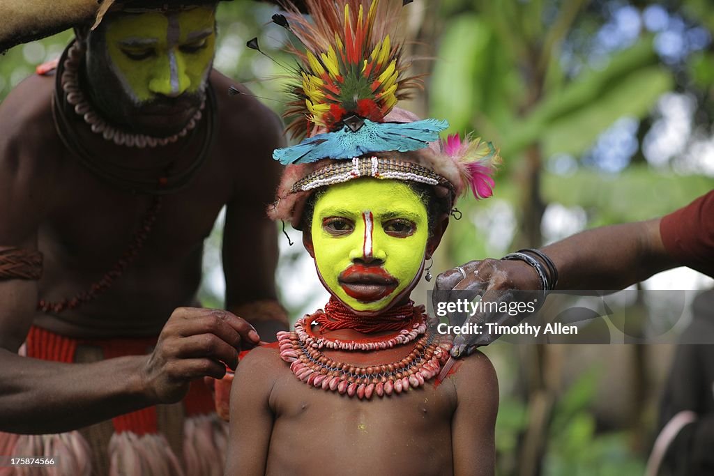 Huli wigmen tribal girl