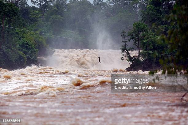 laotian fisherman crosses mekong river - fiume mekong foto e immagini stock