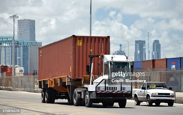 Container Mule 131 Yard Mule Stock Photos, High-Res Pictures, and Images - Getty Images
