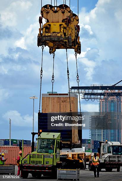 Container Mule 131 Yard Mule Stock Photos, High-Res Pictures, and Images - Getty Images