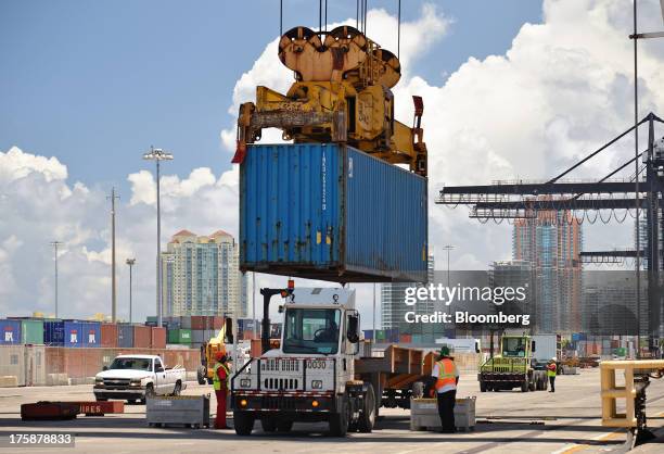 Container Mule 131 Yard Mule Stock Photos, High-Res Pictures, and Images - Getty Images