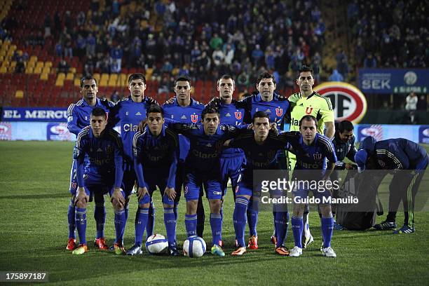 Team of Universidad de Chile pose for photo during a match between Universidad de Chile and Cobresal as part of the Torneo Apertura 2013 at Santa...