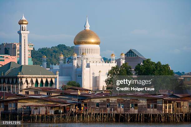 stilt houses and omar ali saifuddien mosque - brunei fotografías e imágenes de stock