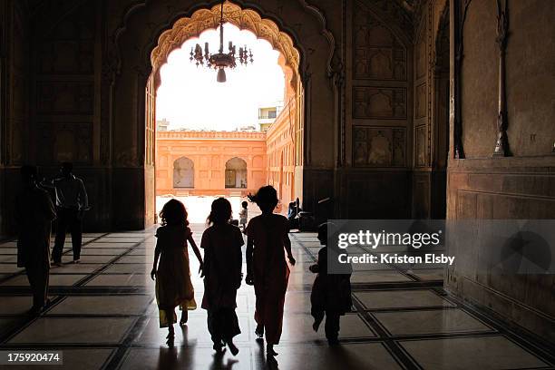 girls at badshahi mosque - ラホール ストックフォトと画像