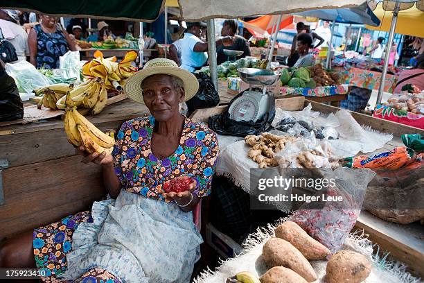 woman sells bananas and fruits at market - saint georges - fotografias e filmes do acervo