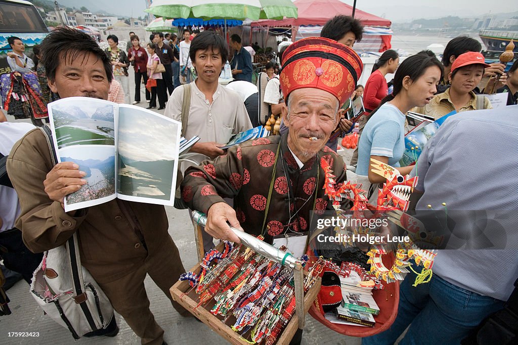 Souvenir peddlers near Three Gorges Dam