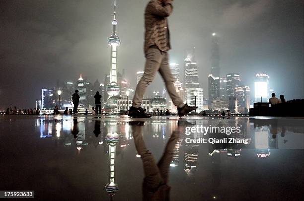 rain night of shanghai - torre oriental pearl imagens e fotografias de stock