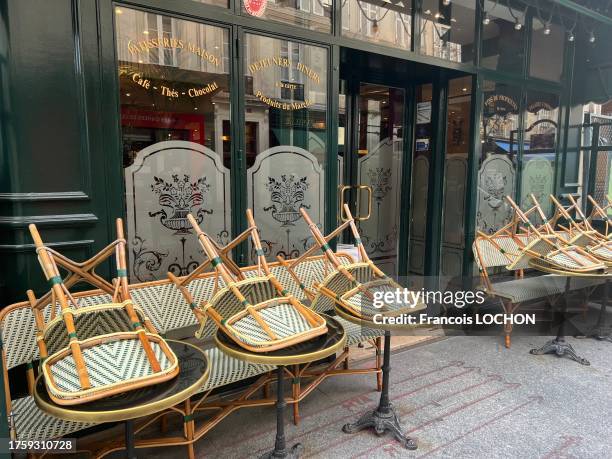 Chaises retournées sur des tables d'une terrasse d'une brasserie proposant des produits "fait maison" le 16 octobre 2023 à Paris.