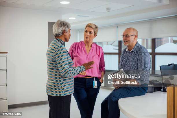 usar su inteligencia para tomar decisiones informadas - nhs staff fotografías e imágenes de stock