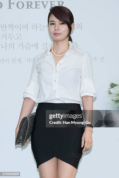 South Korean actress Park Si-Eun arrives for wedding ceremony of Lee Byung-Hun and Rhee Min-Jung at the Hyatt Hotel on August 10, 2013 in Seoul,...