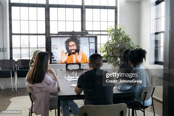 videoanruf mit art director und business team - video conference call meeting stock-fotos und bilder