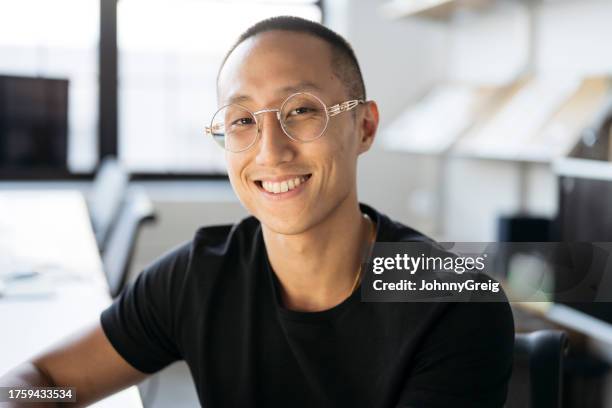 schreibtischporträt eines selbstbewussten jungen taiwanesischen geschäftsmannes - taiwanesischer abstammung stock-fotos und bilder