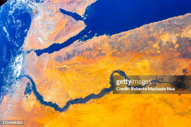 desert and water - erdkruste stock-fotos und bilder