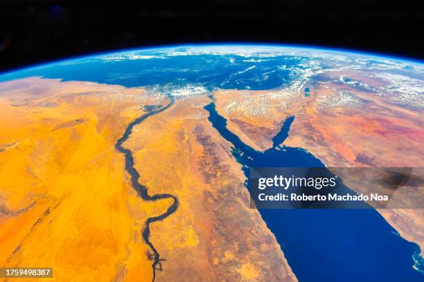 desert and water - aardkorst stockfoto's en -beelden