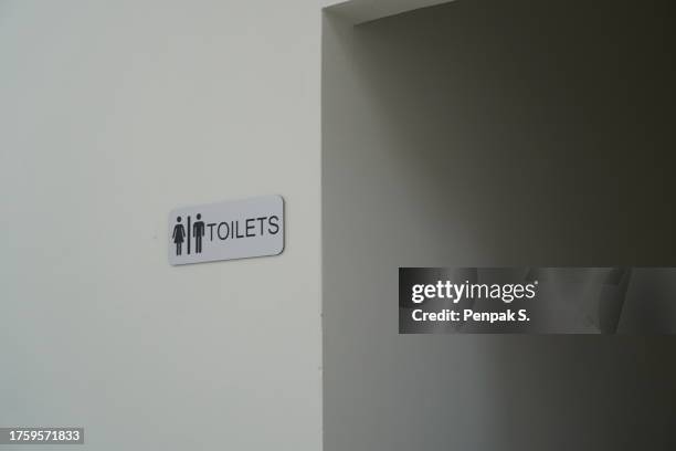 bathroom sign - baños públicos fotografías e imágenes de stock