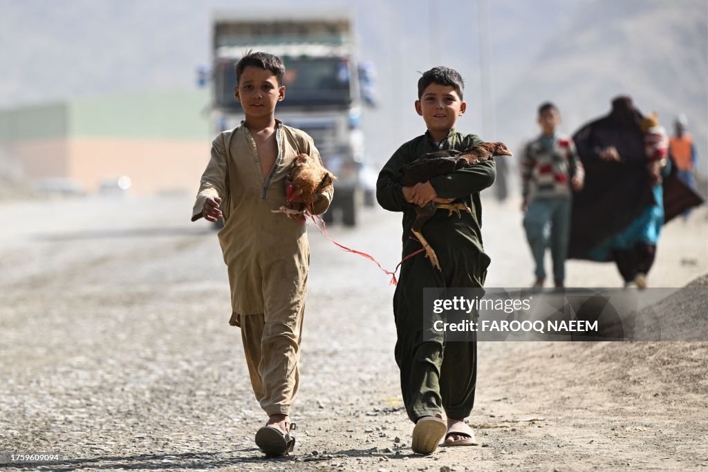 TOPSHOT-PAKISTAN-AFGHANISTAN-DEPORTATIONS