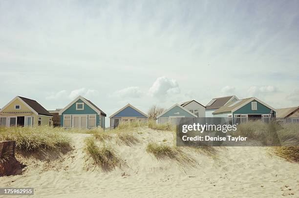 beach huts and dunes - dorset uk stockfoto's en -beelden