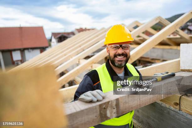portrait of an mid-adult caucasian male roofer - dakdekker stockfoto's en -beelden