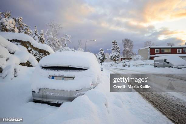 a car that is stuck in the snow - schneewehe stock-fotos und bilder