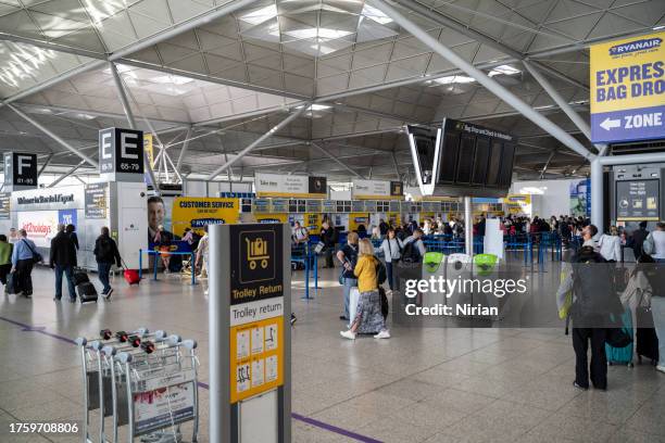 stansted airport terminal - stansted airport stock pictures, royalty-free photos & images