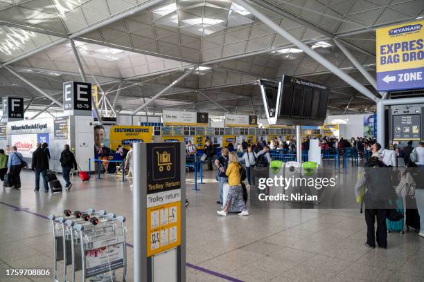 stansted airport terminal - stansted airport 個照片及圖片檔