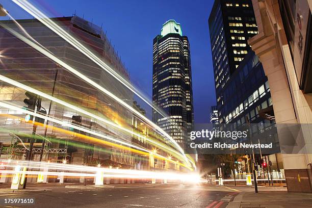 city of london at night - rastros de luz fotografías e imágenes de stock