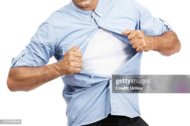 casual homme tirant sur son t-shirt sur blanc - chemise homme photos et images de collection