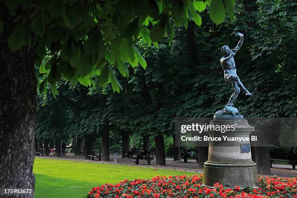 statue of faun dancing in luxembourg gardens - jardin du luxembourg no people foto e immagini stock
