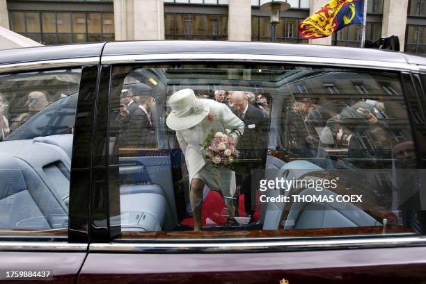 Queen Elizabeth II and her husband Prince Philip step into a waiting limousine upon arrival at the Gare du Nord train station in Paris, 05 April...