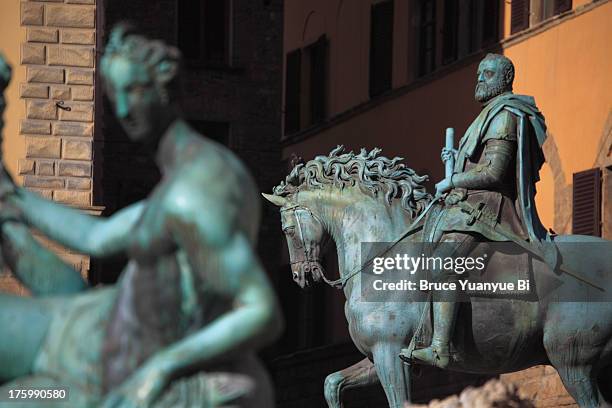 equestrian statue of cosimo i de'medici - praça della signoria - fotografias e filmes do acervo