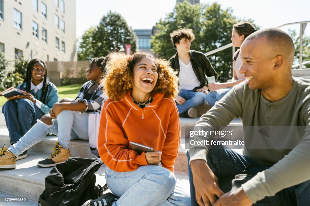 Studenten hängen auf dem Campus