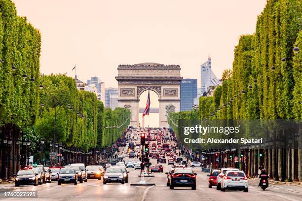 arc de triomphe and champs-elysees avenue in paris, france - buurt rond de champs élysées stockfoto's en -beelden