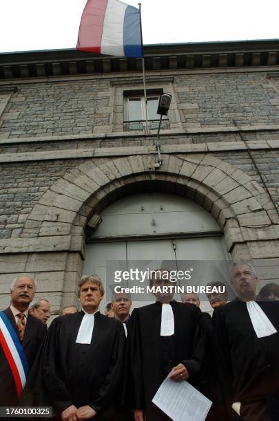 Les 18 bâtonniers de la région Rhône-Alpes sont rassemblés en robe, devant la prison Saint-Joseph à Lyon le 08 juillet 2004 pour dénoncer les...
