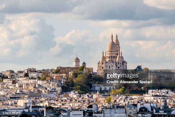 paris skyline with sacre coeur basilica and montmartre, paris, france - church color light paris stockfoto's en -beelden