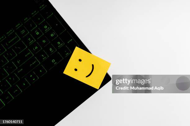 Note Smiley Cute Sticky Notes Photos and Premium High Res Pictures - Getty Images