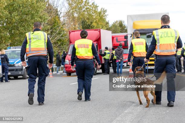 November 2023, Brandenburg, Bademeusel: Customs officials inspect vehicles at the Bademeusel border crossing on the BAB 15 motorway. Stationary...