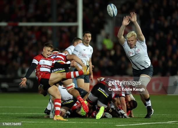 Stephen Varney of Gloucester Rugby kicks the ball past Hugh Tizard of Saracens during the Gallagher Premiership Rugby match between Gloucester Rugby...