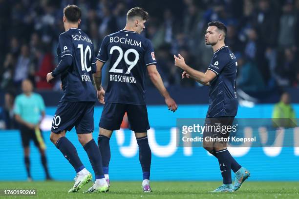 Kevin Stoger of VfL Bochum takes and scores a penalty then celebrates with teammates during the Bundesliga match between VfL Bochum 1848 and 1. FSV...