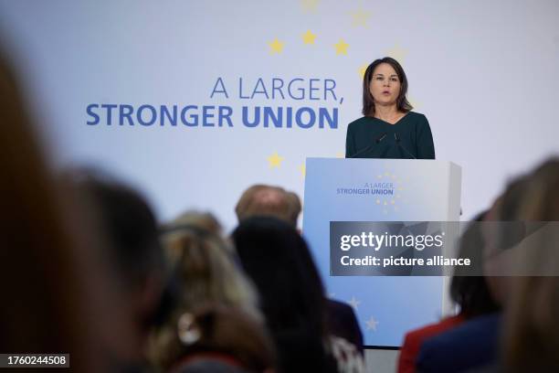 November 2023, Berlín;: German Foreign Minister Annalena Baerbock during her speech at the conference in Berlin on the enlargement of the European...