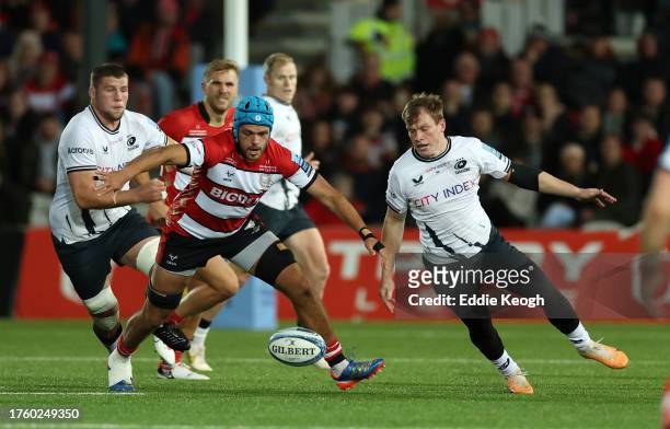 Zach Mercer of Gloucester Rugby and Nick Tompkins of Saracens race for the ball during the Gallagher Premiership Rugby match between Gloucester Rugby...